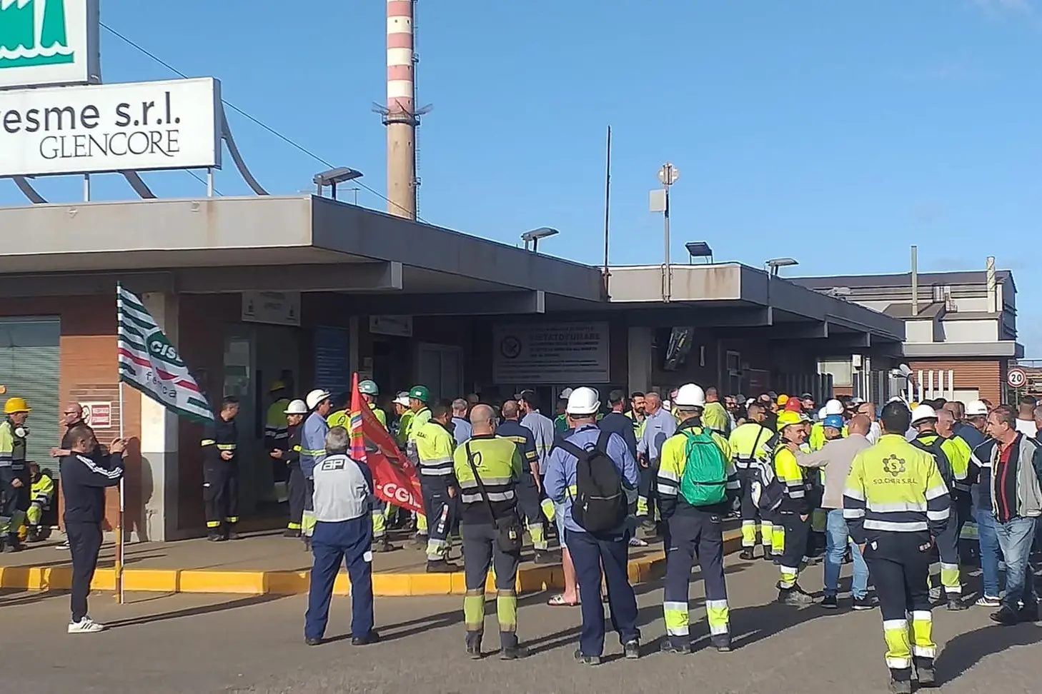 Un presidio dei lavoratori (foto L'Unione Sarda)
