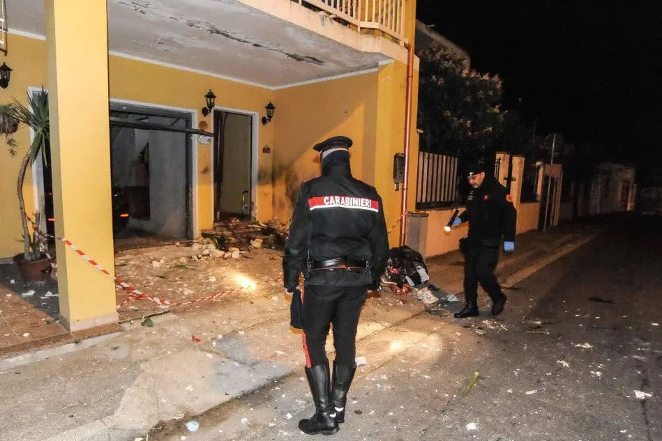 I carabinieri davanti all'abitazione dove è stato fatto esplodere un ordigno (L'Unione Sarda - foto Cucca)