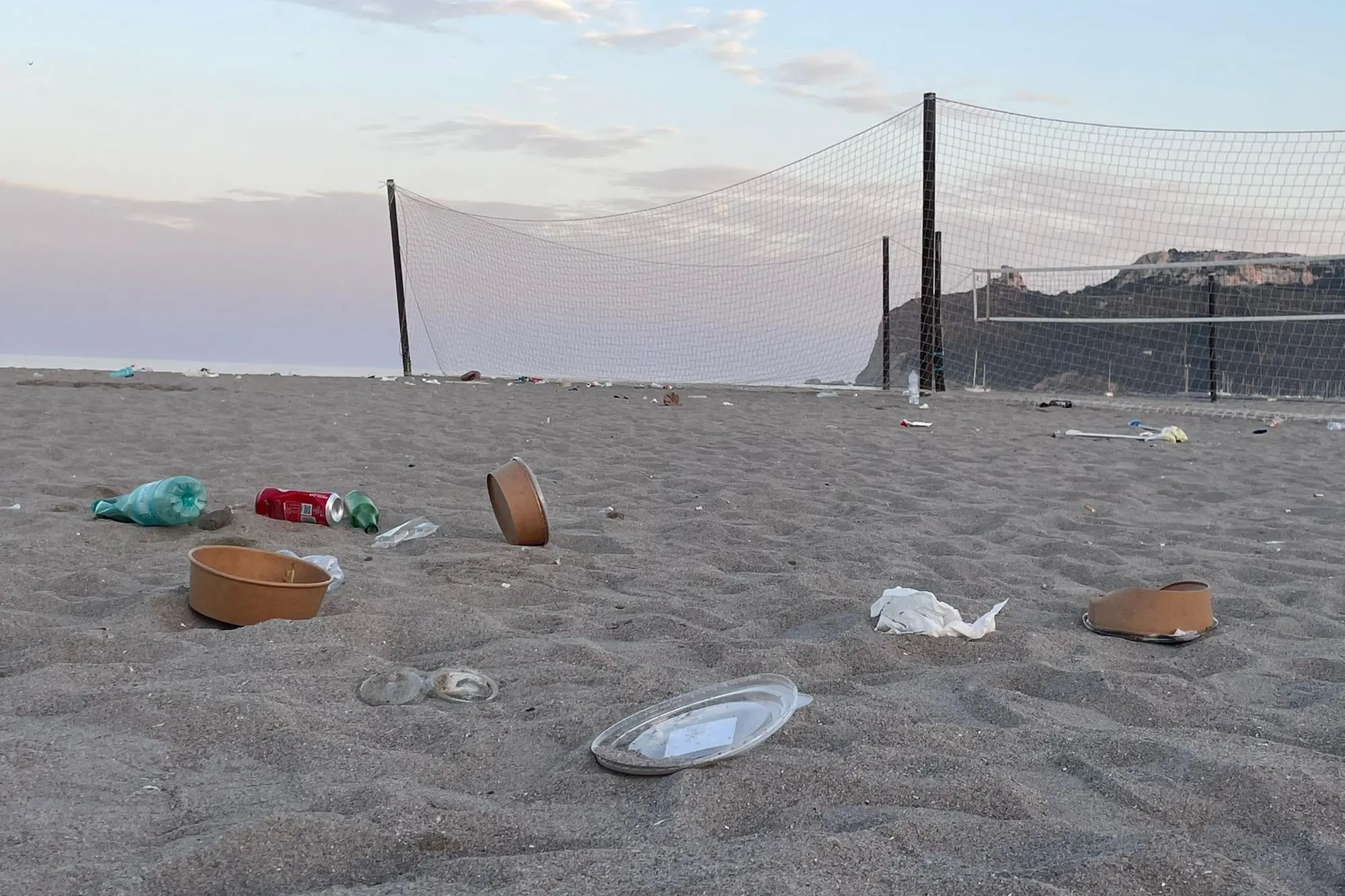 La spiaggia del Poetto coperta di rifiuti