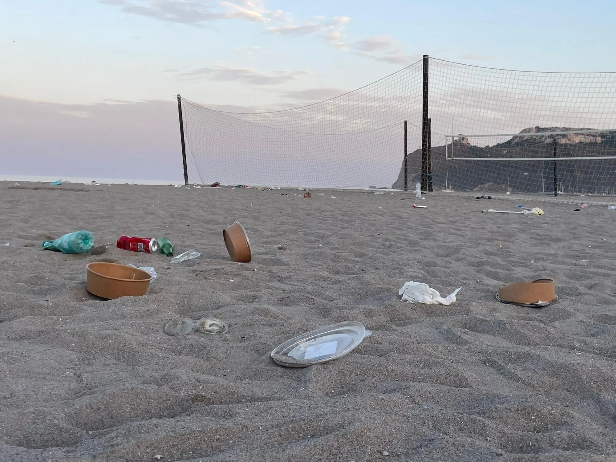 La spiaggia del Poetto coperta di rifiuti