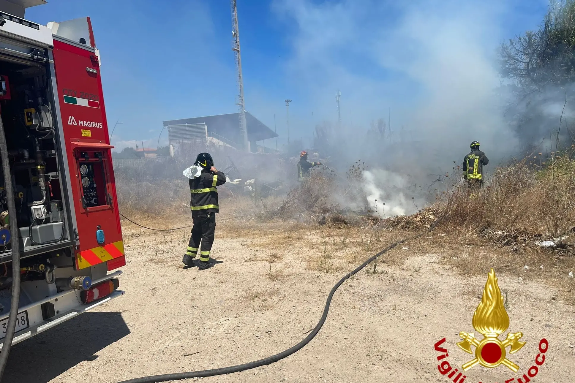 Incendio a La Maddalena (foto Vigili del fuoco)