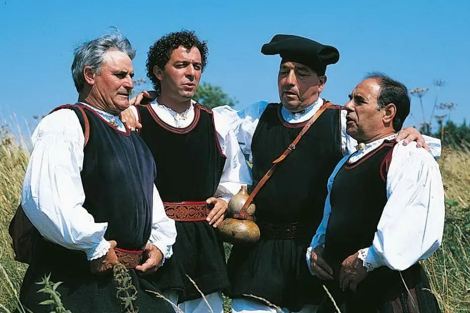 Tancredi Tucconi (il secondo da destra) con i Tenores di Bitti