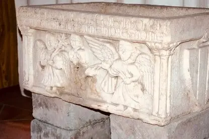Il sarcofago presente in chiesa (Foto concessa)