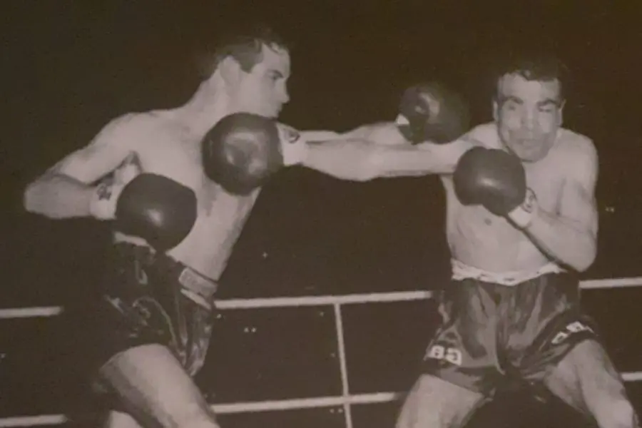 Tore Burruni (a destra) in uno dei suoi tre epici combattimenti contro l'argentino Oracio Accavallo (foto concessa dalla famiglia)