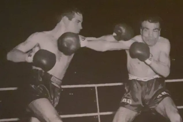 Tore Burruni (a destra) in uno dei suoi tre epici combattimenti contro l'argentino Oracio Accavallo (foto concessa dalla famiglia)
