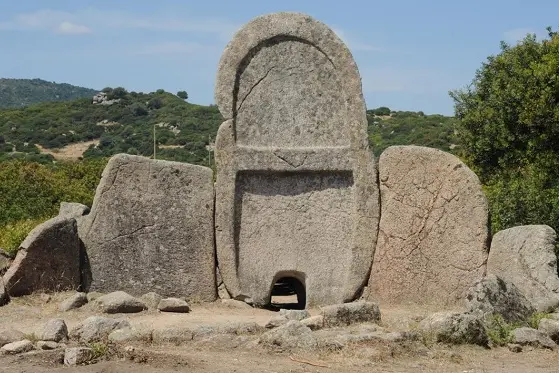 La tomba dei giganti "S'Ena 'e Thomes", a Dorgali (Foto Sardegna Turismo)
