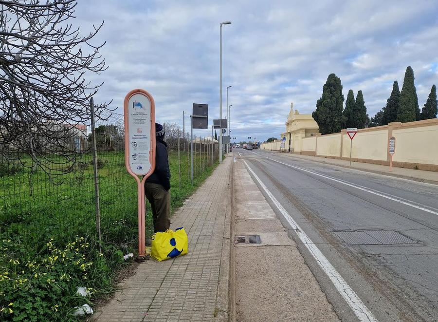 Fermate dei bus scomode e inaccessibili