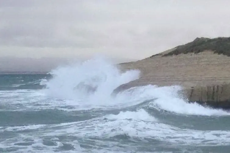 Mare in tempesta a Porto Torres (L'Unione Sarda - Pala)