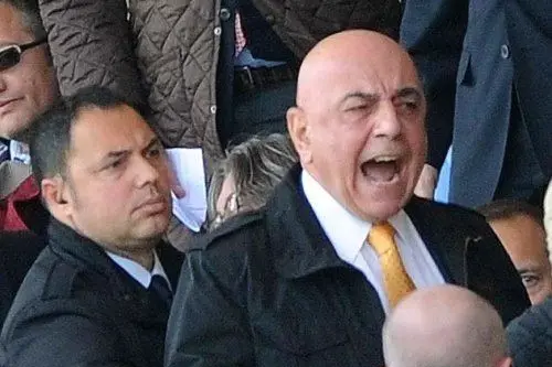 L'ad del Milan Adriano Galliani grida mentre lascia la tribuna durante Fiorentina-Milan