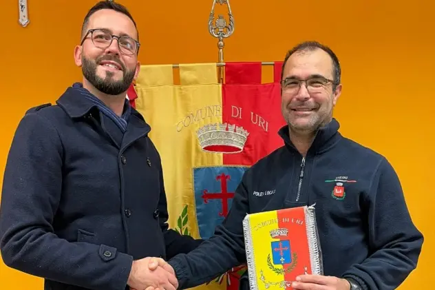 Il sindaco Matteo Emanuele Dettori con l'agente Enrico Ligas (foto concessa)