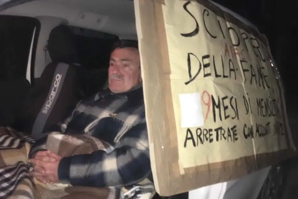Antonello Repetto in auto durante la notte davanti all'Aias di Cortoghiana