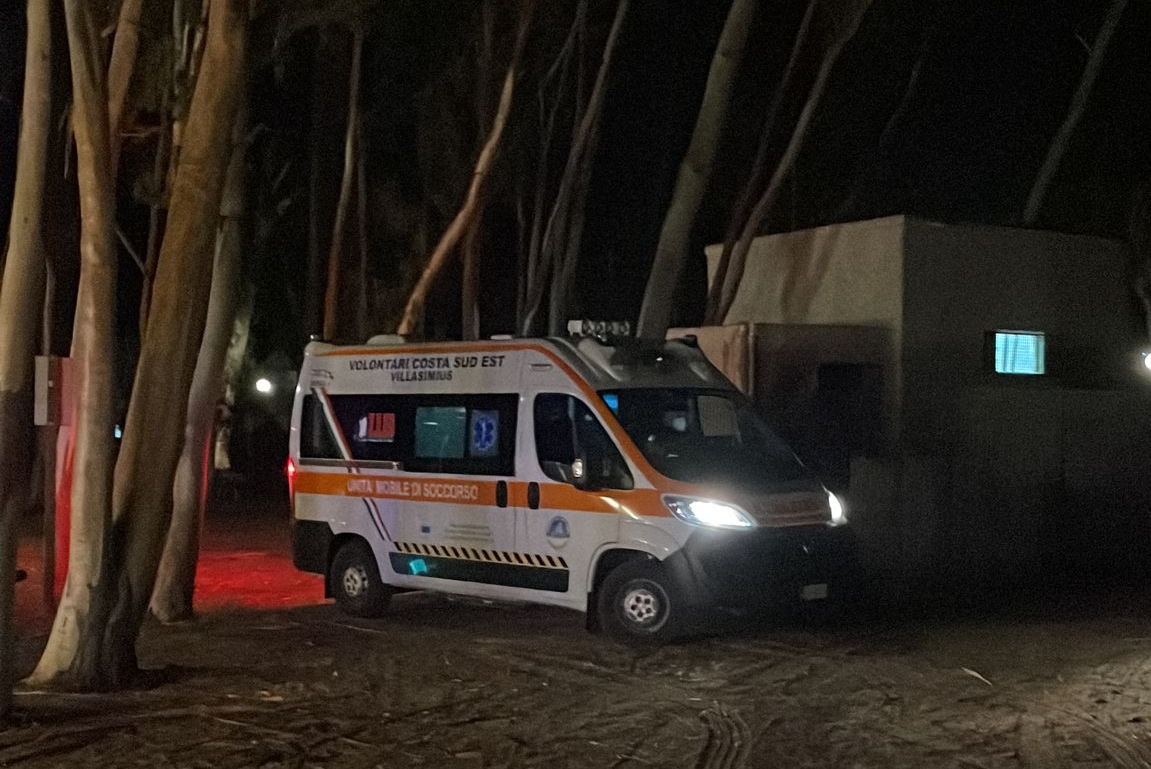 L'intervento dell'ambulanza (foto Vercelli)