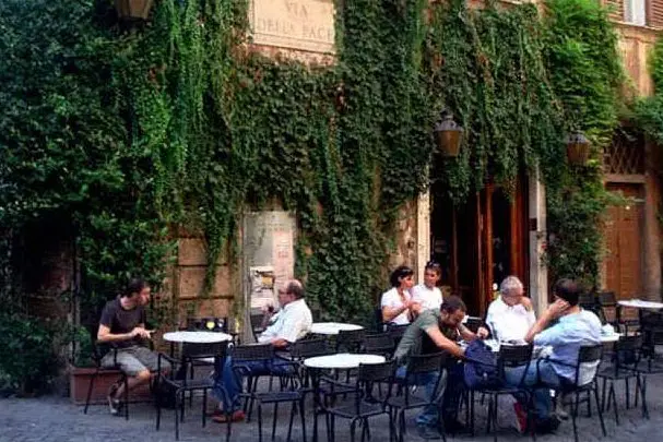 Il Bar della Pace, nell'omonima via a Roma