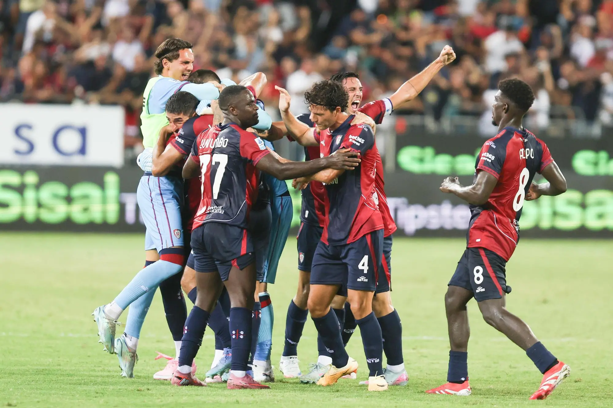L'esultanza del Cagliari per il gol di Sebastiano Luperto contro la Fiorentina (foto Ansa)