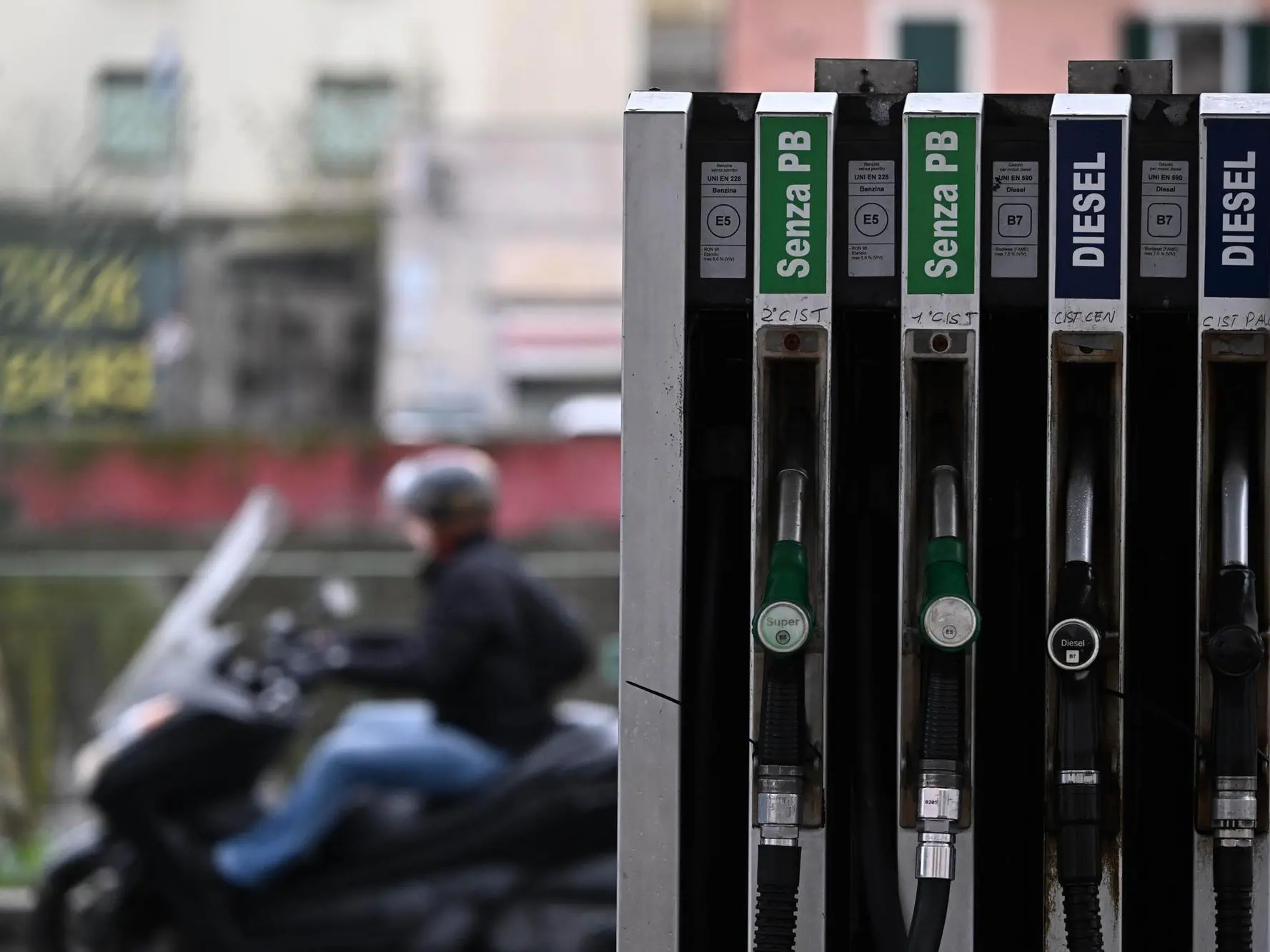 Contro il caro-carburanti taglio accise per 20 giorni