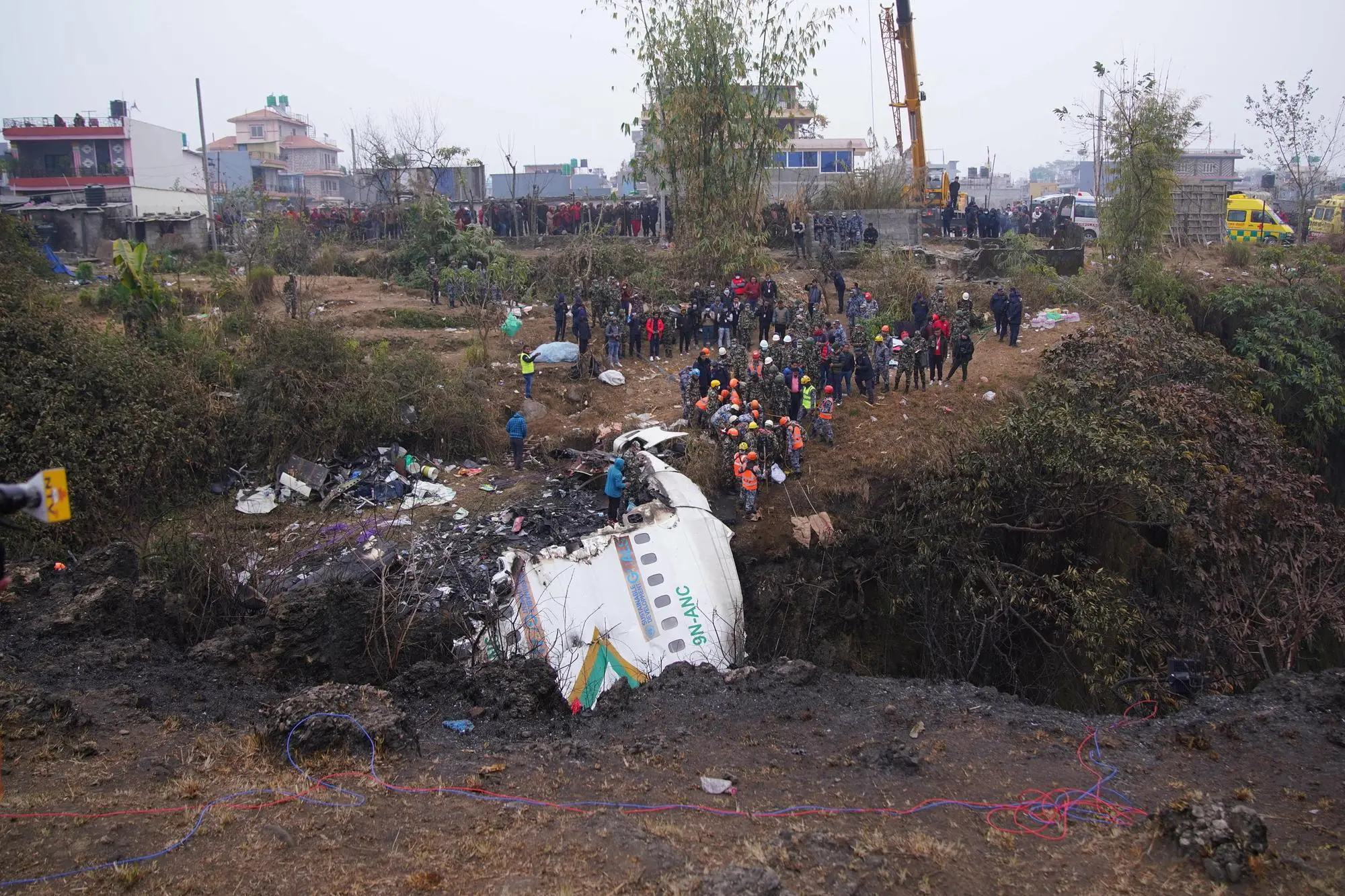 Il luogo del disastro aereo in Nepal (foto Ansa/Epa)