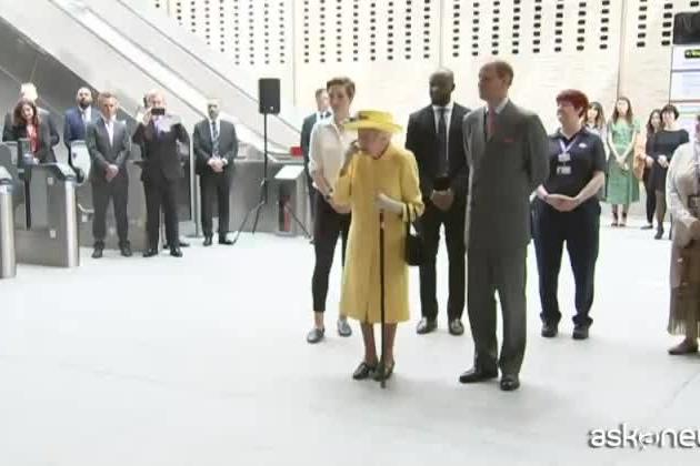 Londra, visita a sorpresa della Regina Elisabetta a Paddington station