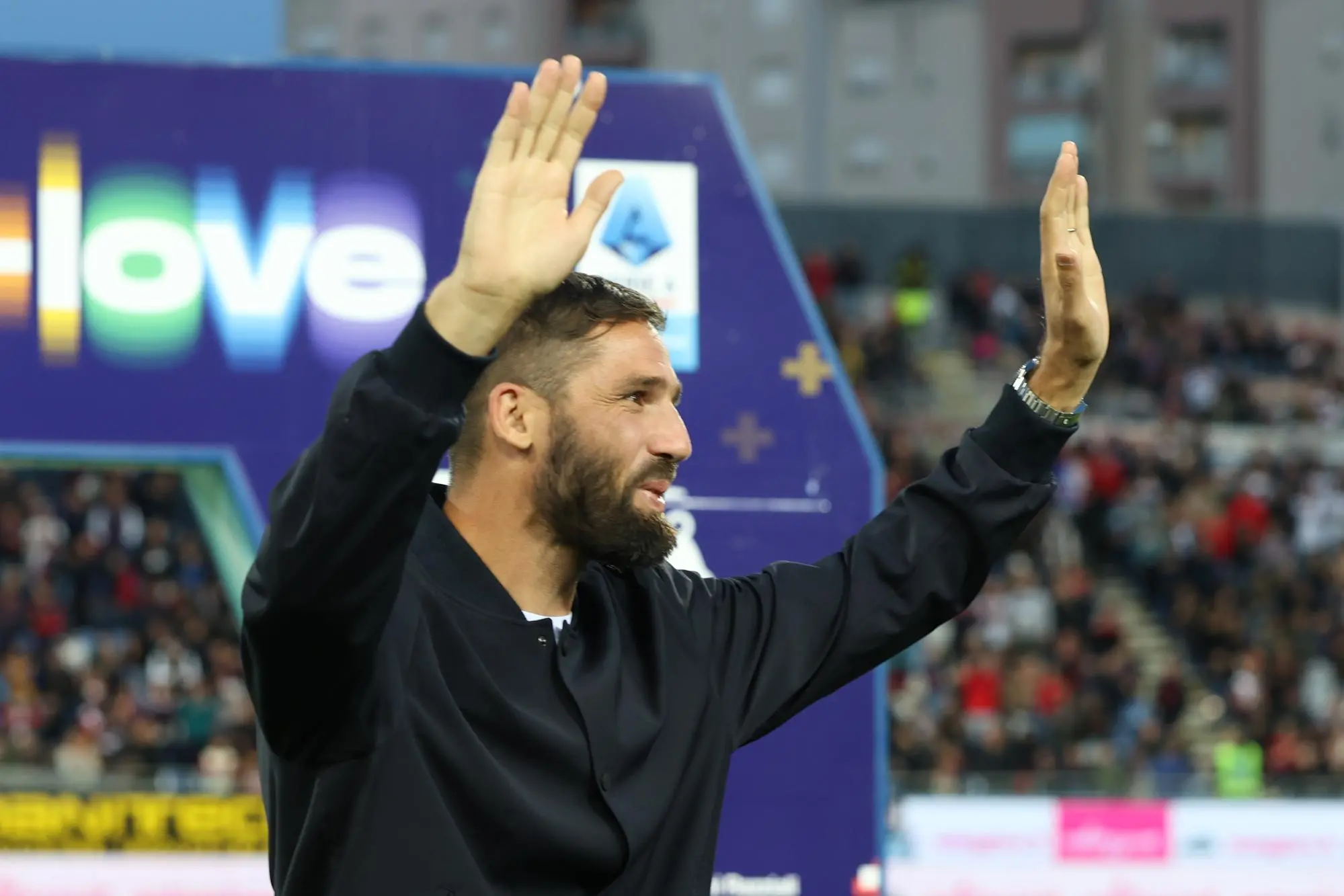 Il saluto di Leonardo Pavoletti al pubblico dell'Unipol Domus per Cagliari-Torino (foto Fabio Murru)