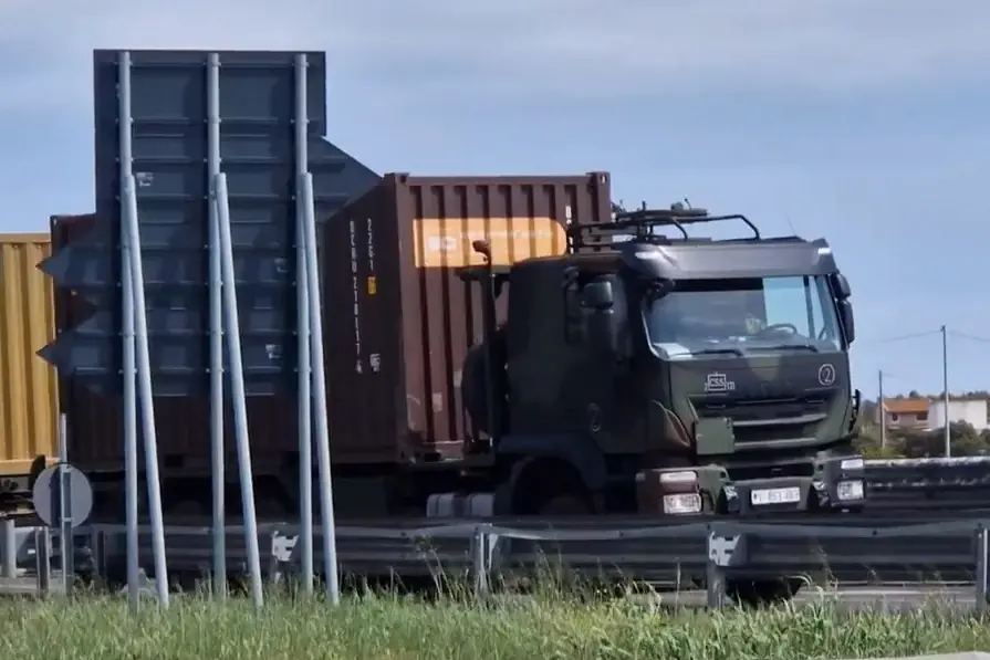 Un camion della colonna militare tedesca sulla Statale 130