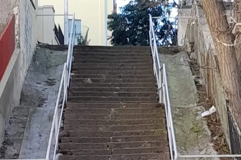 La scalinata ripulita dalle erbacce a Sassari (foto Tellini)