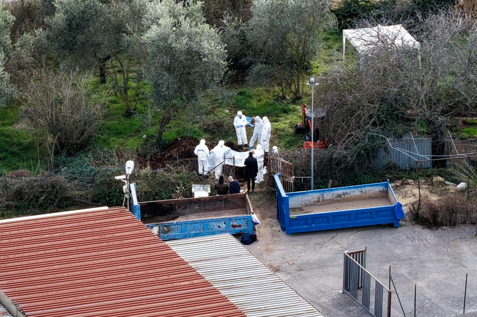 Gli inquirenti nell'azienda di Claudio Agostino Carlomagno (Ansa - Percossi)