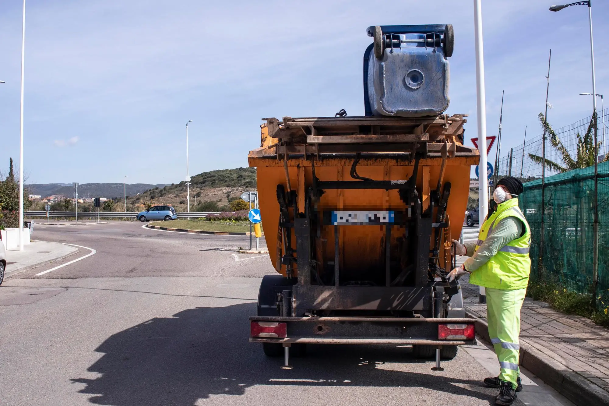 Un operatore ecologico durante la raccolta rifiuti (Foto F. Murru)