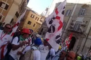 La protesta degli operai in piazza Montecitorio a Roma