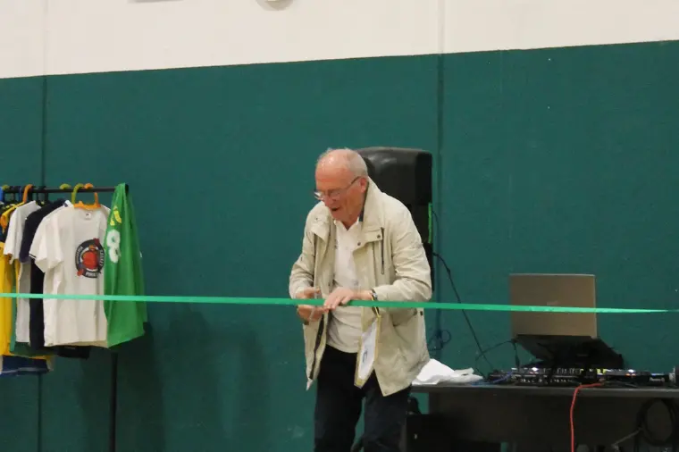 Il taglio del nastro da parte di Ermanno Iaci (foto Astro Basket)