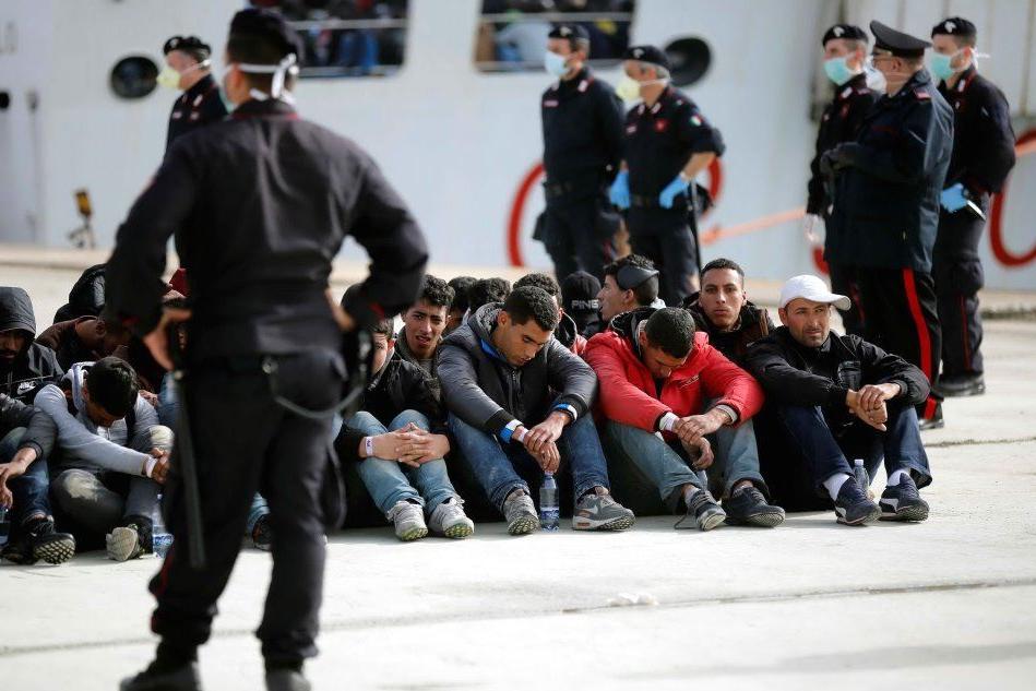 Migranti, soccorse 970 persone nel Mediterraneo. Juncker: &quot;L'Italia sta facendo grossi sforzi&quot;