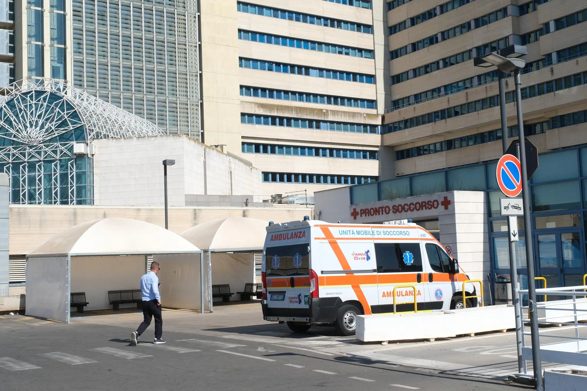 26 07 24 cagliari ospedale brotzu pronto soccorso ambulanze - foto giuseppe ungari