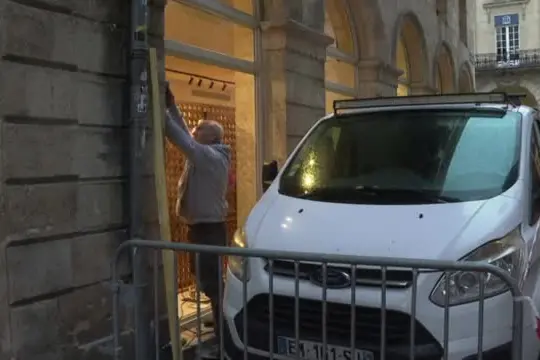 Manifestazioni in Francia, a Bordeaux i negozianti si barricano