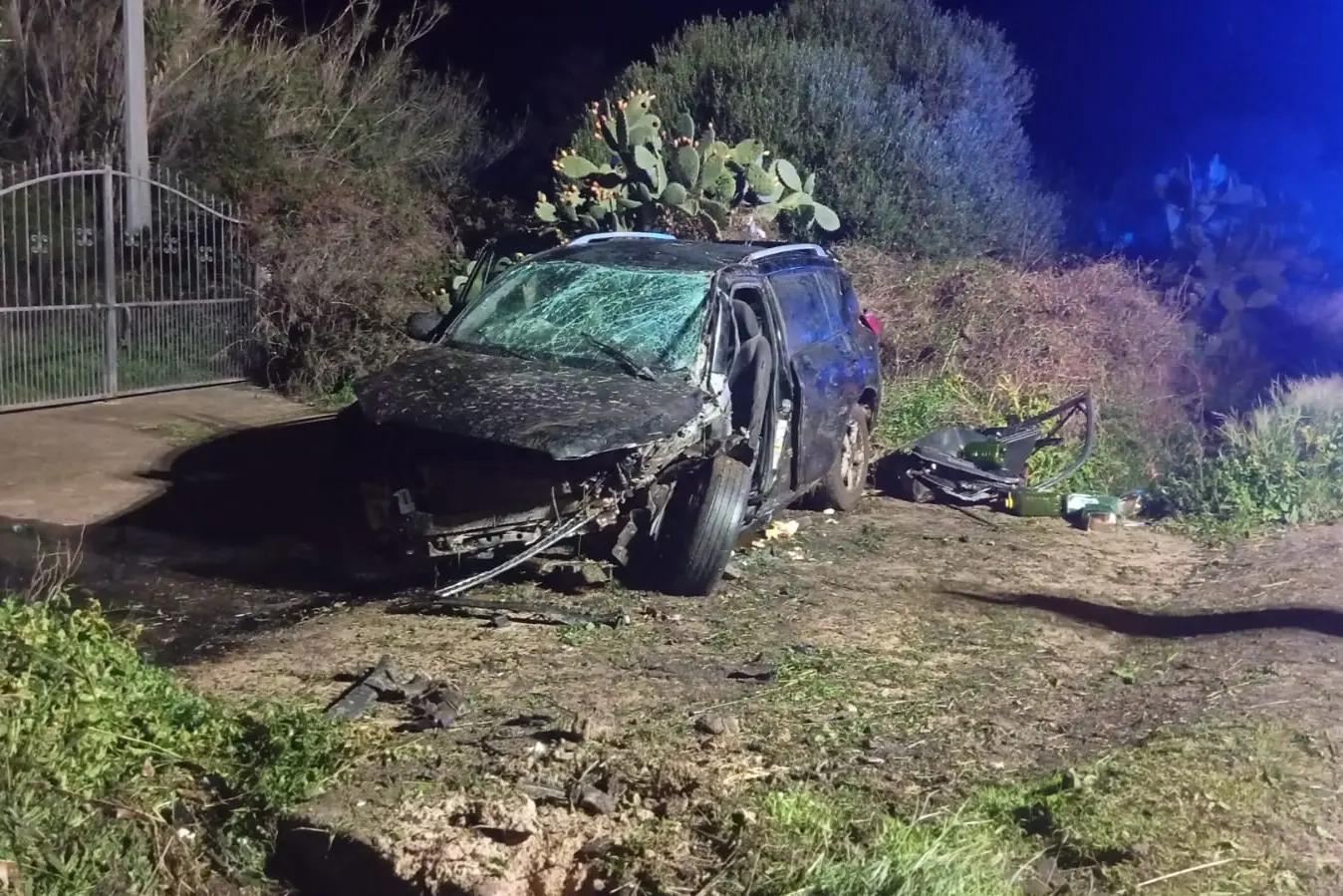 L'auto distrutta dopo l'incidente (foto Pinna)