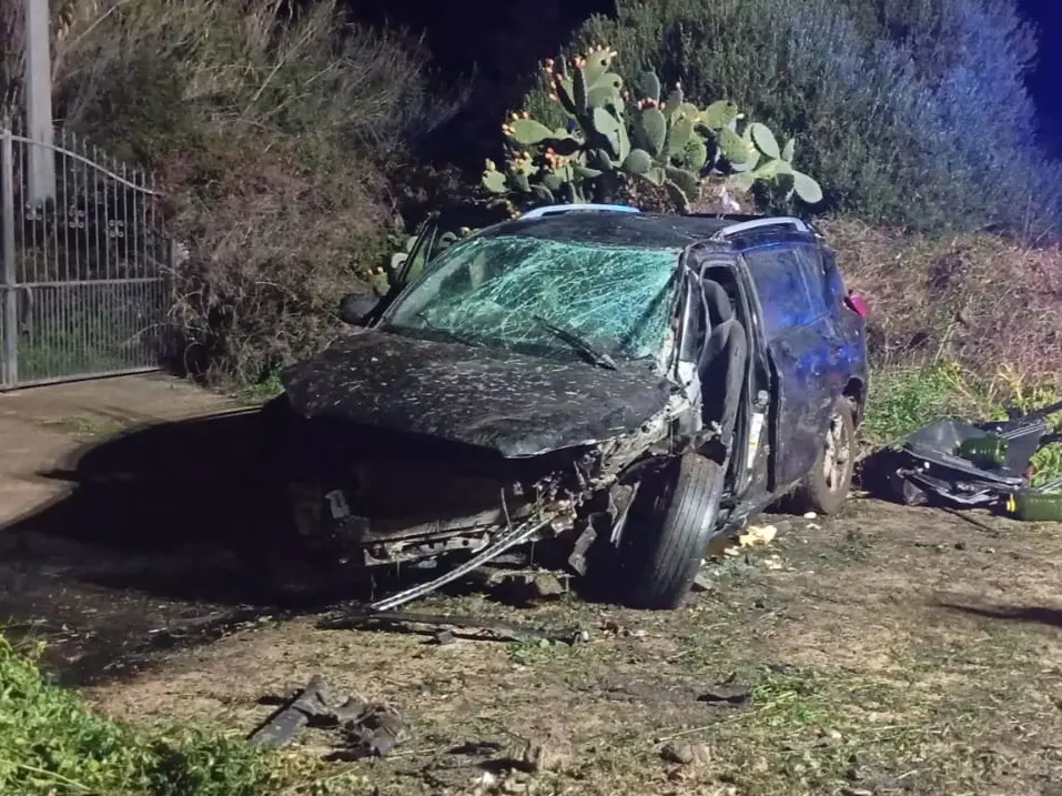 L'auto distrutta dopo l'incidente (foto Pinna)