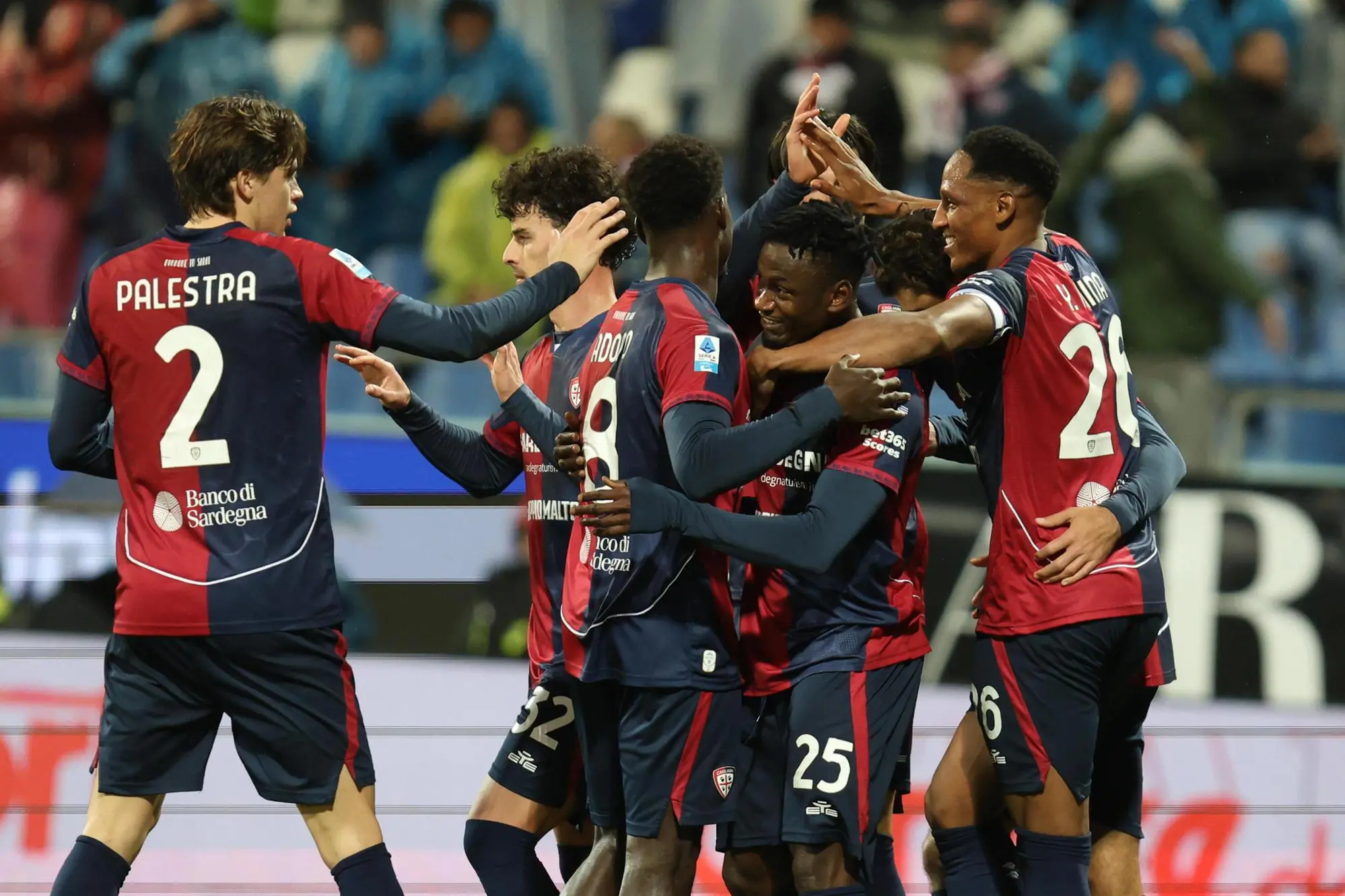 La festa per il gol di Ibrahim Sulemana in Cagliari-Verona (foto Ansa)