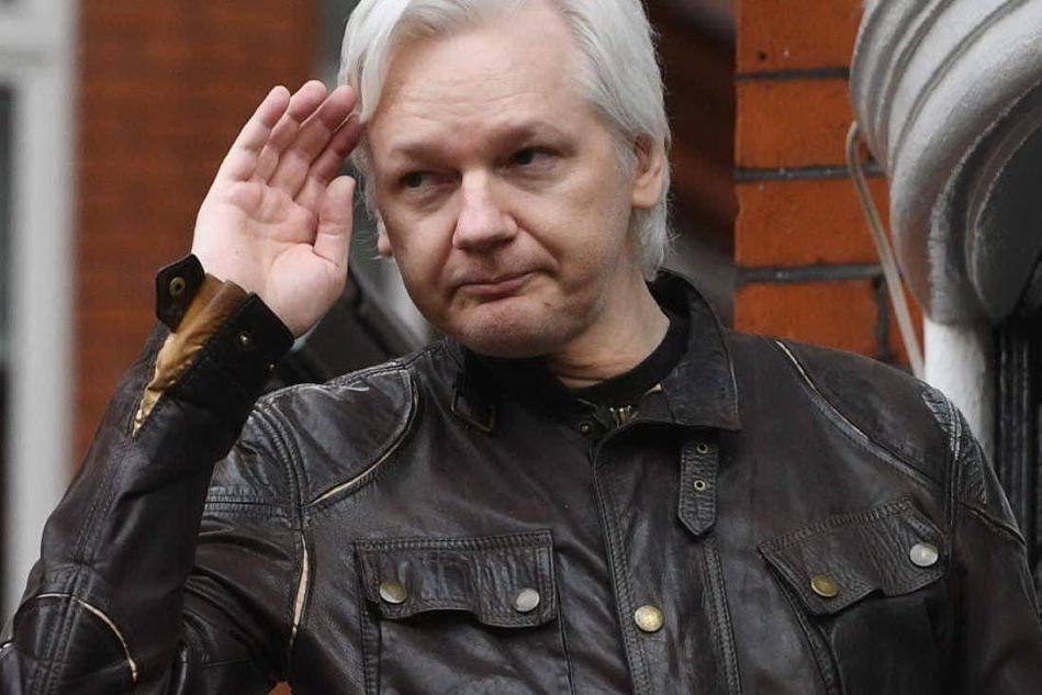 Usa, Julian Assange incriminato per &quot;spionaggio&quot;