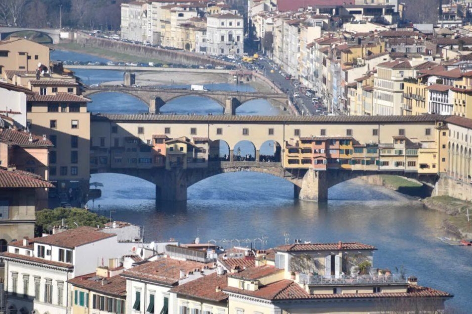 L'Arno e il Ponte Vecchio a Firenze (Ansa)