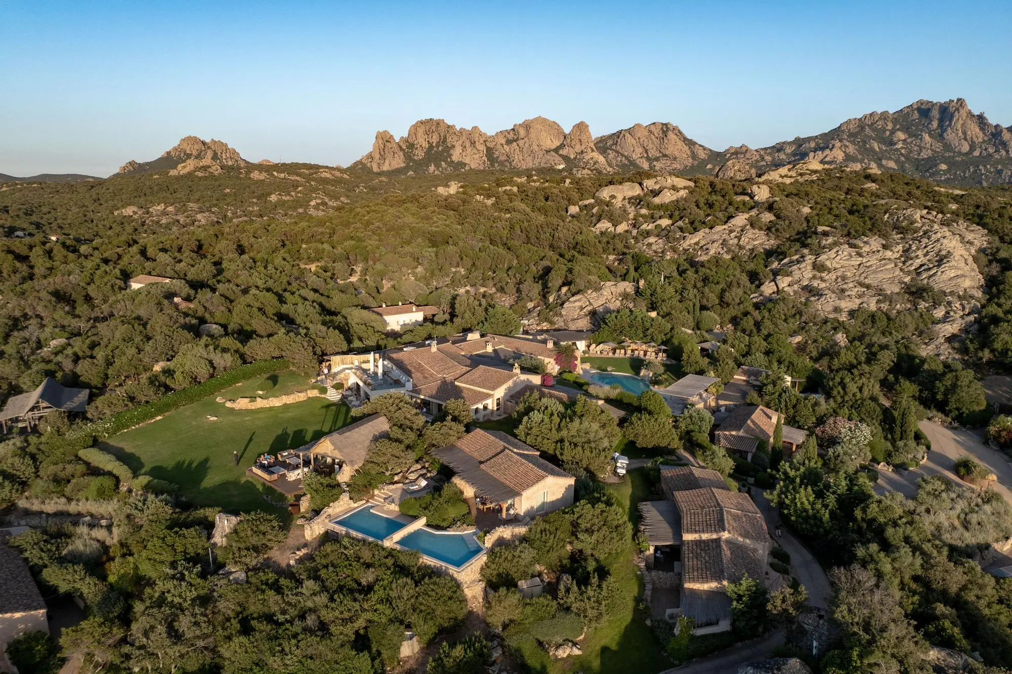 Una veduta dall’alto del Petra Segreta Resort & Spa di San Pantaleo