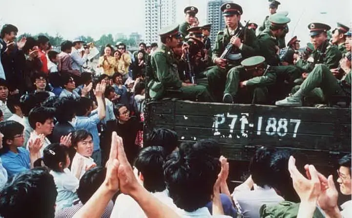 L'arrivo dei militari (archivio L'Unione Sarda)