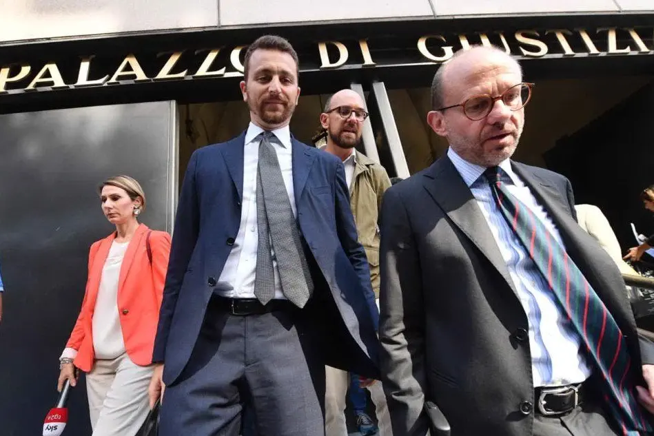 Gli avvocati della Lega Robeto Zingari e Giovanni Ponti davanti al Tribunale di Genova. (Foto Ansa)