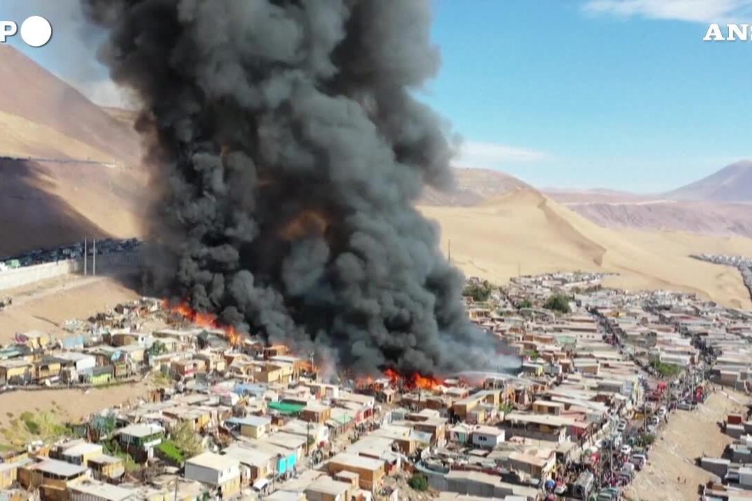 Cile, un incendio distrugge una baraccopoli nel nord del Paese