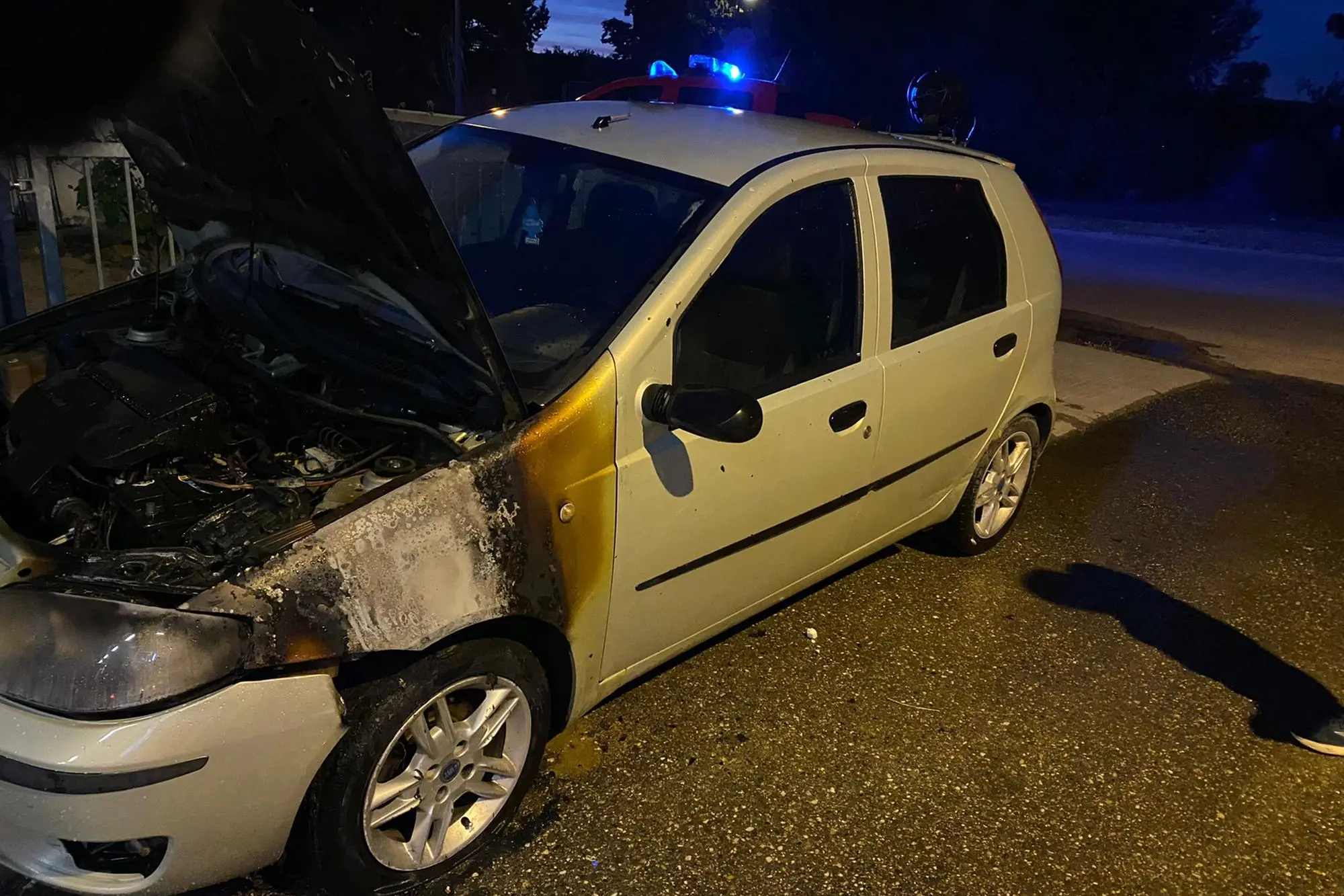 La Fiat Punto bruciata in via San Giovanni Bosco (foto Secci)
