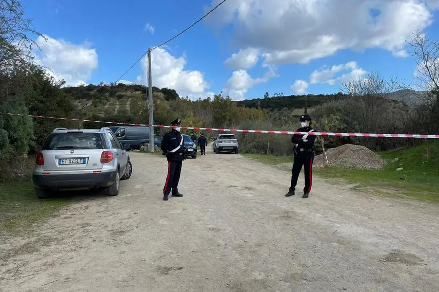 I carabinieri sul luogo dove è stato ucciso Matteo Murgia (foto Ansa)