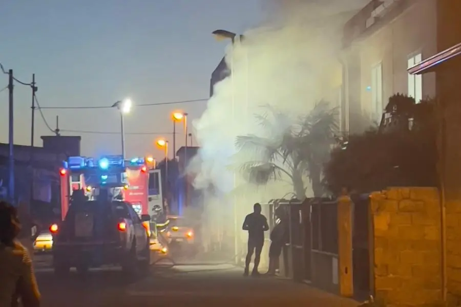 L'incendio (foto Pinna)