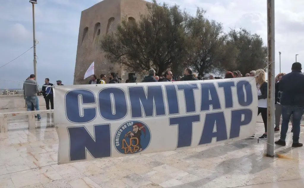 Lo striscione dei No Tap