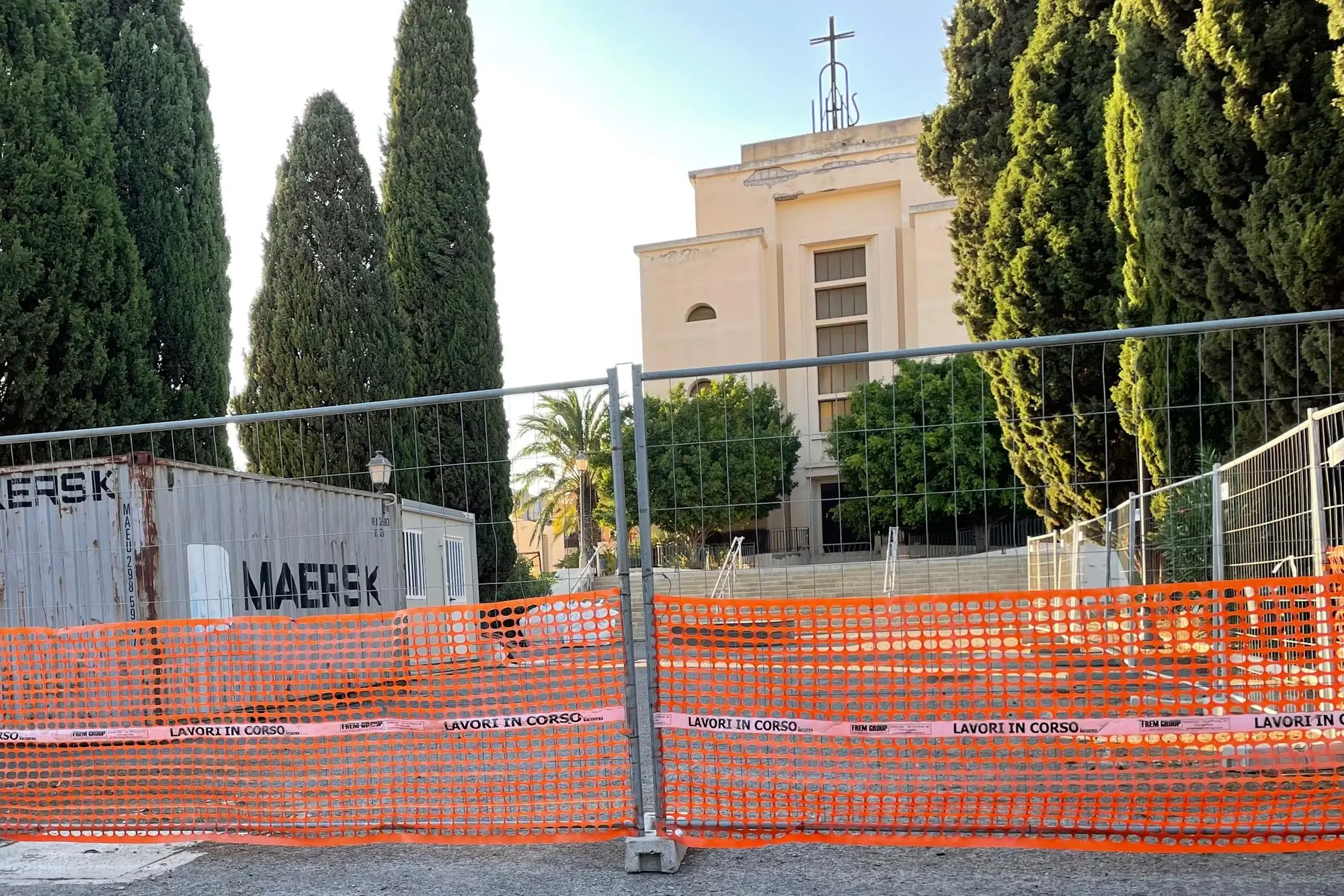 La chiesa all'interno del cimitero di San Michele