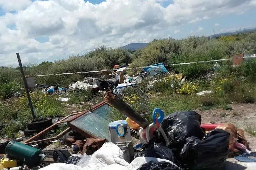 Le discariche nel campo rom (Foto L'Unione Sarda - Mariangela Pala)