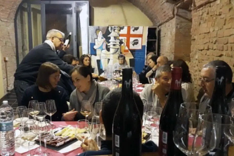 La degustazione dei vini al Circolo sardo "Peppino Mereu" (foto Antonio Pintori)