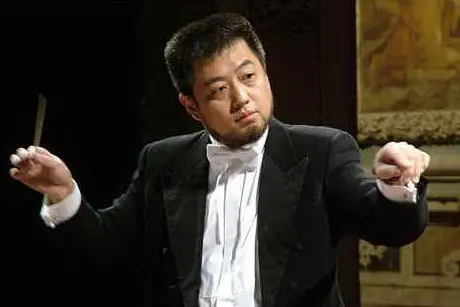 Il direttore d'orchestra Lü Jia
