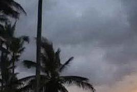 L'uragano Lane incombe sulle Hawaii, piogge torrenziali e frane