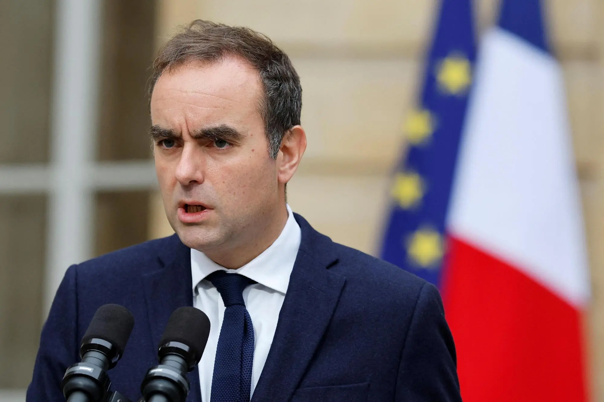 epa12438865 French outgoing Prime Minister Sebastien Lecornu delivers a statement in the courtyard of the Hotel Matignon following a series of talks with political parties' leaders, in Paris, France, 08 October 2025. French Prime Minister Lecornu resigned on 06 October, nearly a month after his appointment and shortly after his new cabinet was announced. EPA/STEPHANIE LECOCQ / POOL MAXPPP OUT
